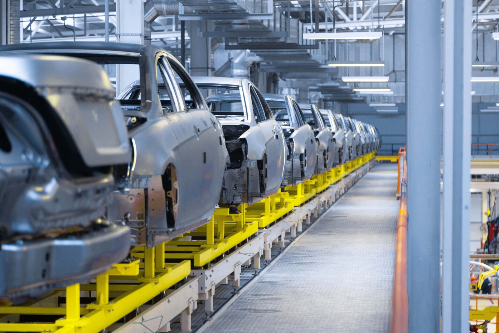 modern-automobile-production-line-automated-production-equipment-shop-assembly-new-modern-cars-way-assembly-car-assembly-line-plant-min (1)